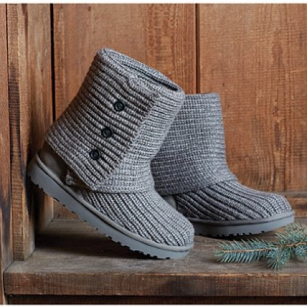 Wear 2 ways!! UGG women’s classic cardy gray